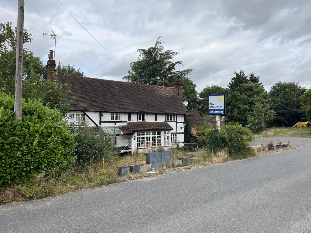 Lot: 54 - FREEHOLD FORMER PUBLIC HOUSE WITH CONSENT FOR A HOT FOOD TAKEAWAY/DRIVE- THROUGH/RESTAURANT WITH THIRTY PARKING SPACES - Outside Freehold Former Pub